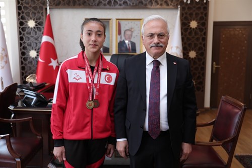 Aksaray Valisi Mehmet Ali Kumbuzoğlu, şampiyon sporcuyla bilek güreşi tuttu
