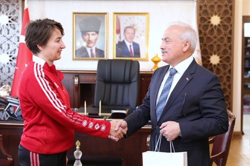 Aksaray Valisi Kumbuzoğlu, Dünya Dereceleri Yapan Sporcuyu Tebrik Etti