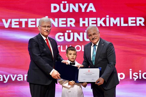 Vali Kumbuzoğlu’na Dünya Hekimler Günü’nde Onur Plaketi